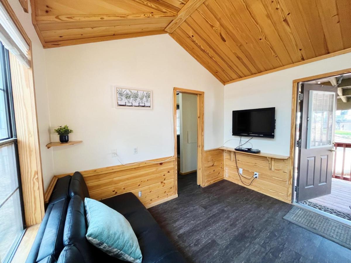 Sally'S Cabin Is A Quaint Two Bedroom Tiny Home Woodland Park Exterior foto